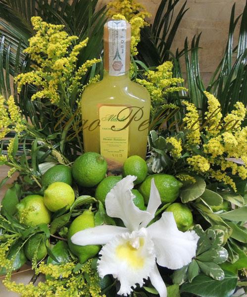 Regali: Composizione floreale con liquore al limone